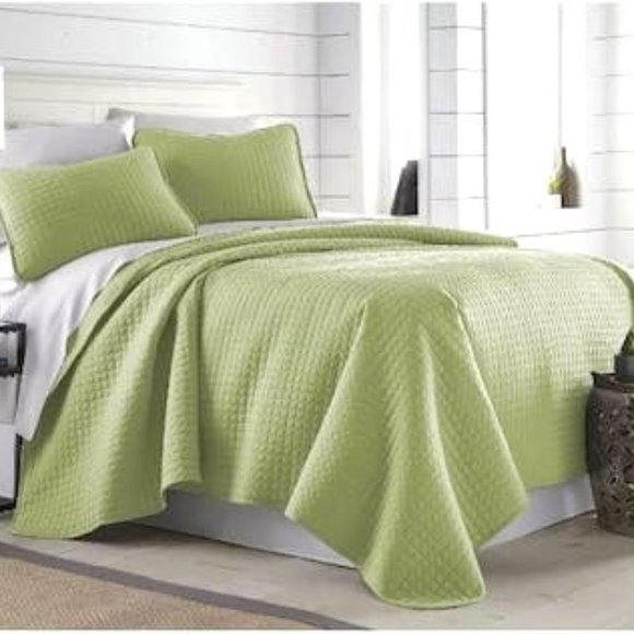 SOUTHSHORE Fine Linens Oversized Lightweight Quilt & Sham Set, Full/Queen, Green